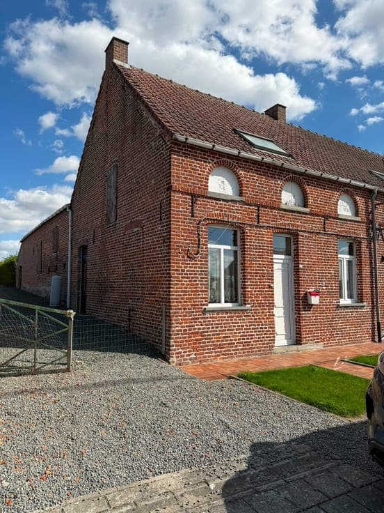 Volledig te renoveren woning met woonkamer, keuken, zolde...