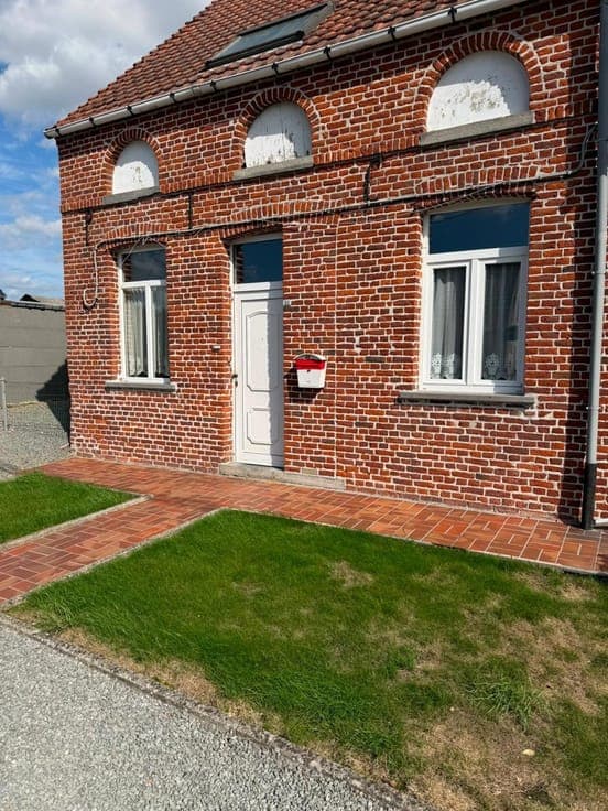 Volledig te renoveren woning met woonkamer, keuken, zolde...