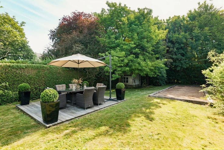 Charming 3-bedroom house with large garden and garage