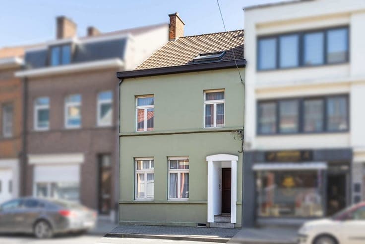 Excellent income property with 5 licensed studios!