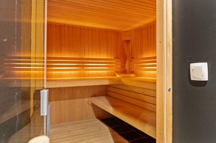 Ruime stadswoning met 4-5 slaapkamers, garage, sauna en b...