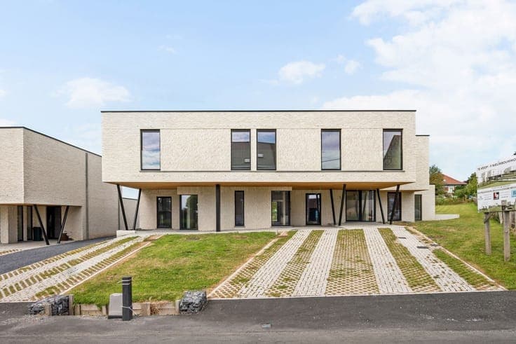 HIGH-QUALITY, ENERGY-EFFICIENT ARCHITECTURAL HOME with a GAR