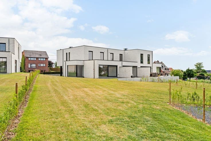 HIGH-QUALITY, ENERGY-EFFICIENT ARCHITECTURAL HOME with a GAR