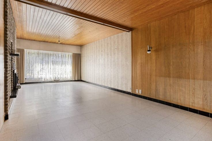 Spacious solid house with garage and garden