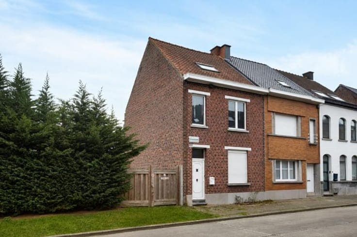 To be renovated house & 2 building plots!
