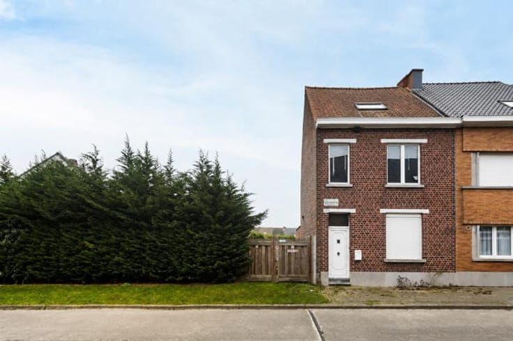 To be renovated house & 2 building plots!