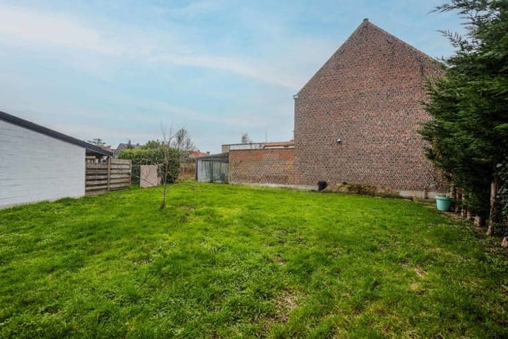 To be renovated house & 2 building plots!