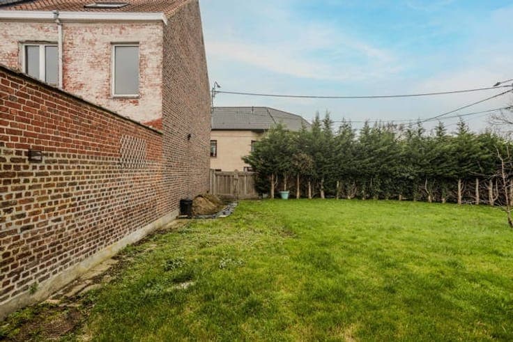 To be renovated house & 2 building plots!