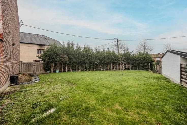 To be renovated house & 2 building plots!
