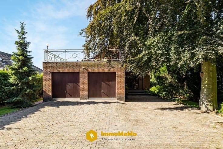 HUIS MET 5 SLAAPKAMERS EN DUBBELE GARAGE TE KOOP IN WACHT...