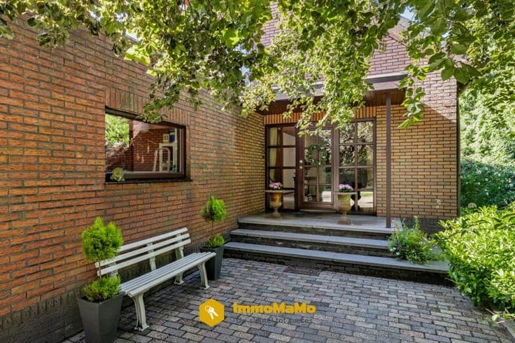HUIS MET 5 SLAAPKAMERS EN DUBBELE GARAGE TE KOOP IN WACHT...