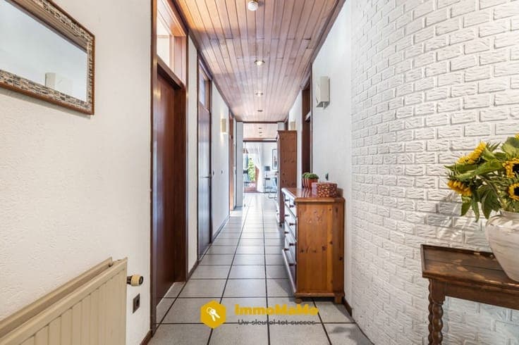 HUIS MET 5 SLAAPKAMERS EN DUBBELE GARAGE TE KOOP IN WACHT...