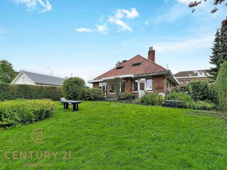 Exceptional location, a garden with great exposure, and a ch