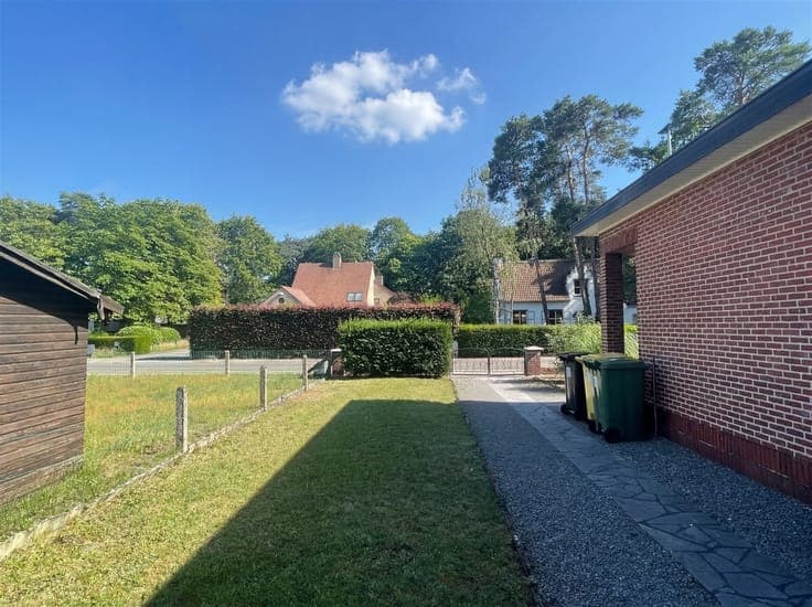 Prime located house in need of renovation on 7a 95ca!