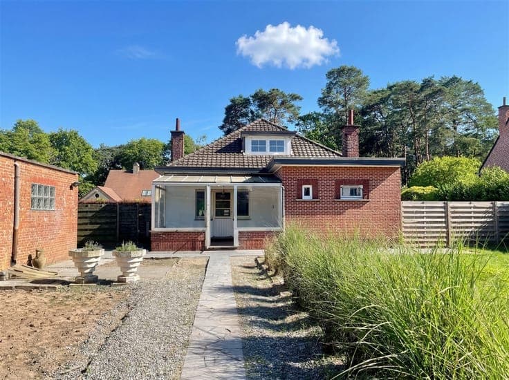Prime located house in need of renovation on 7a 95ca!
