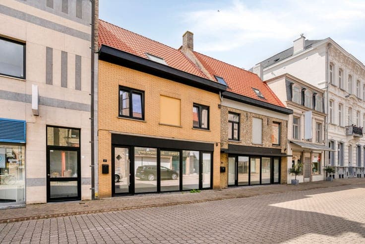 Volledig gerenoveerde, ruime stadswoning met kantoor-, pr...