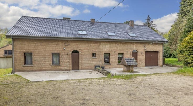 Double residence with private driveway on a 62a34 plot.