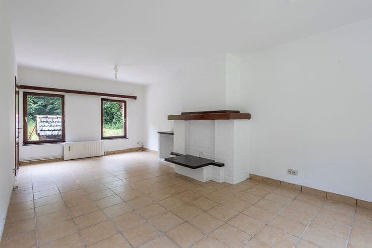 Double residence with private driveway on a 62a34 plot.