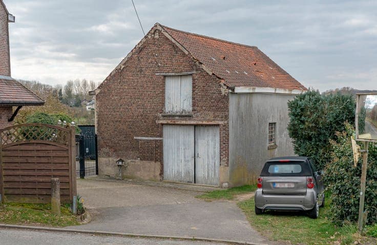 House to renovate in a quiet street in Dilbeek