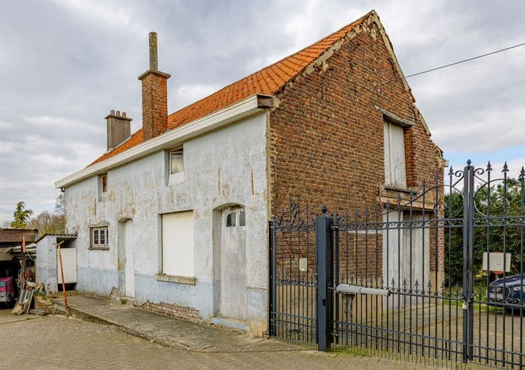 House to renovate in a quiet street in Dilbeek
