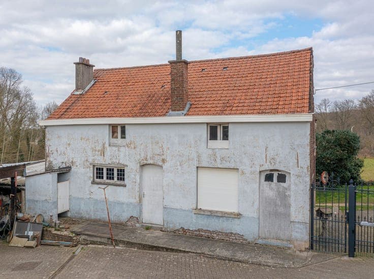 House to renovate in a quiet street in Dilbeek