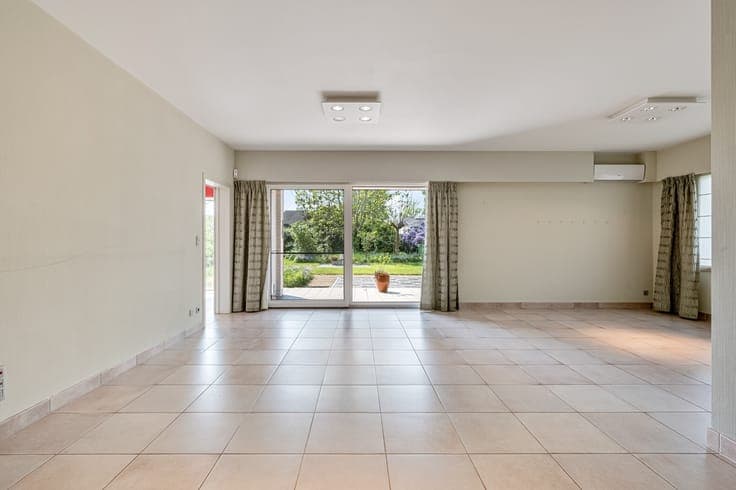 Ruime en degelijke open woning met inpandige garage en gr...