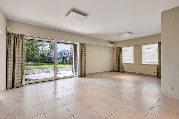 Ruime en degelijke open woning met inpandige garage en gr...