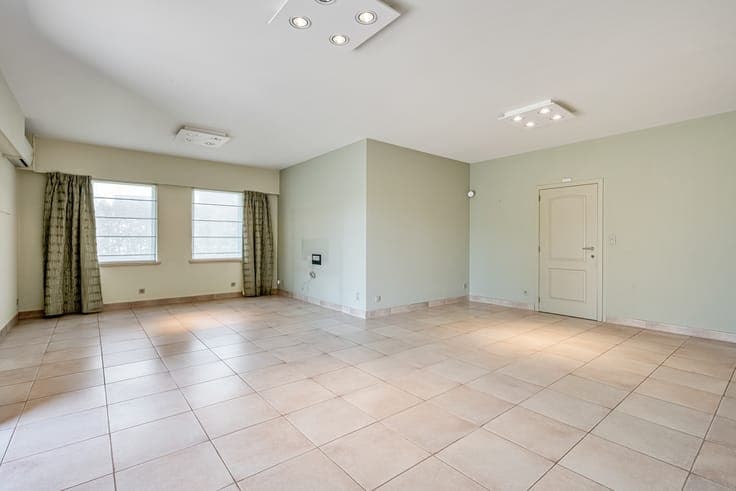 Ruime en degelijke open woning met inpandige garage en gr...