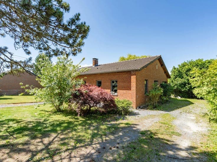 Charming bungalow with landscaped garden