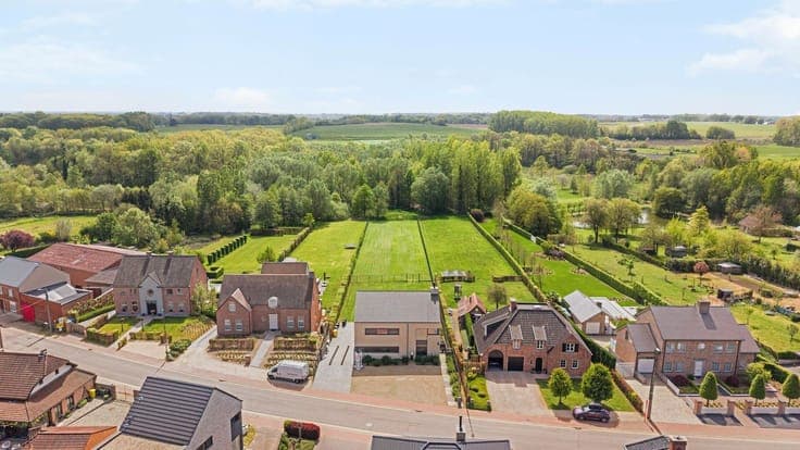 Exclusive, spacious residence of 468m² with exceptional com