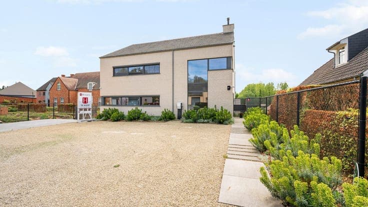 Exclusive, spacious residence of 468m² with exceptional com