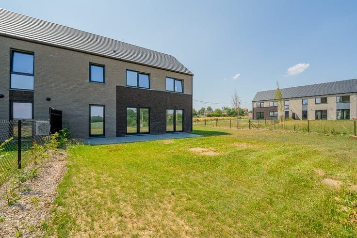 Rare opportunity: family home with exceptional views