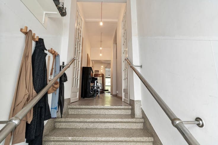 Ruime gerenoveerde stadswoning met inpandige garage, terr...