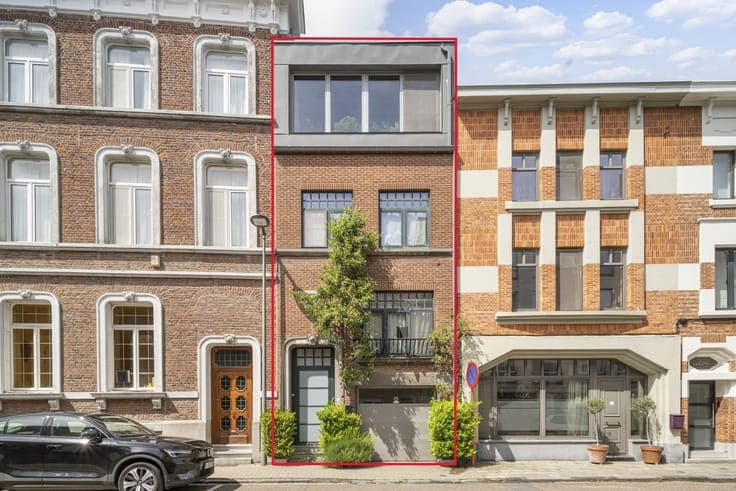 Ruime gerenoveerde stadswoning met inpandige garage, terr...