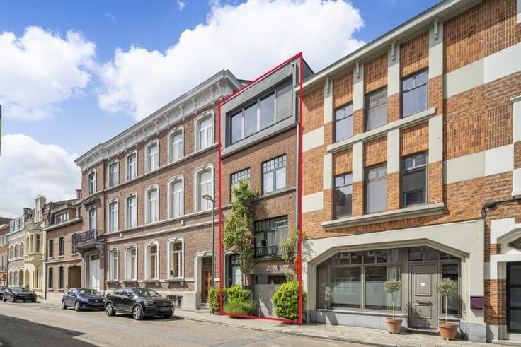 Ruime gerenoveerde stadswoning met inpandige garage, terr...