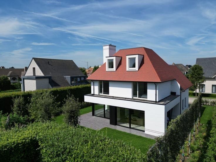 Modern new-build villa equipped with all luxury in contempor