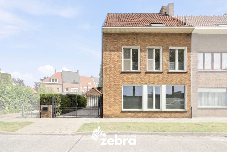 Halfopen bebouwing met drie slaapkamers, ruime zolder en ...