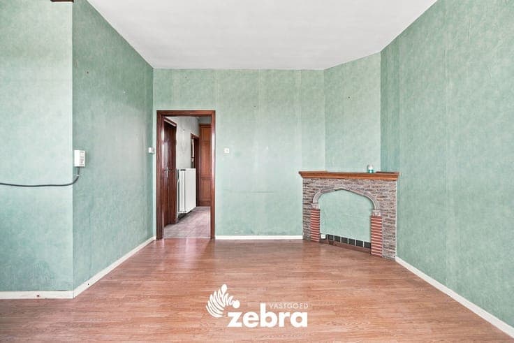 Halfopen bebouwing met drie slaapkamers, ruime zolder en ...