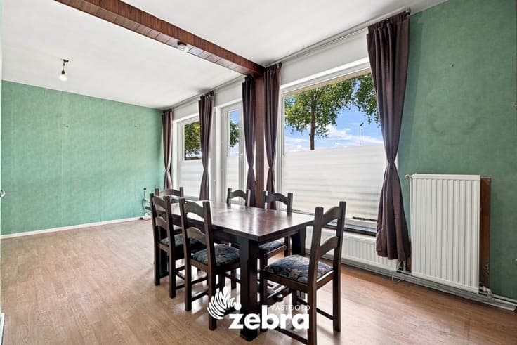 Halfopen bebouwing met drie slaapkamers, ruime zolder en ...