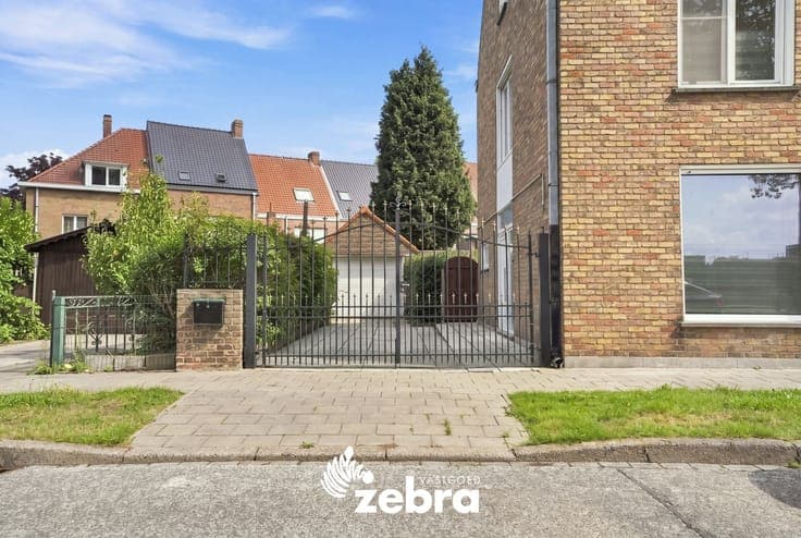 Halfopen bebouwing met drie slaapkamers, ruime zolder en ...