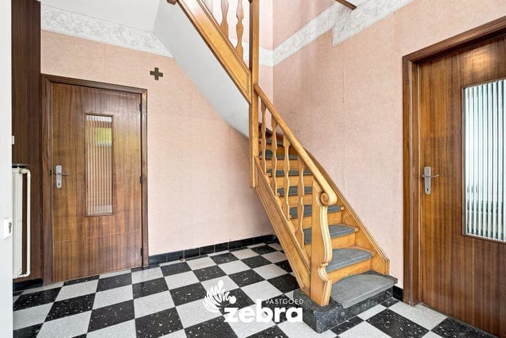 Halfopen bebouwing met drie slaapkamers, ruime zolder en ...