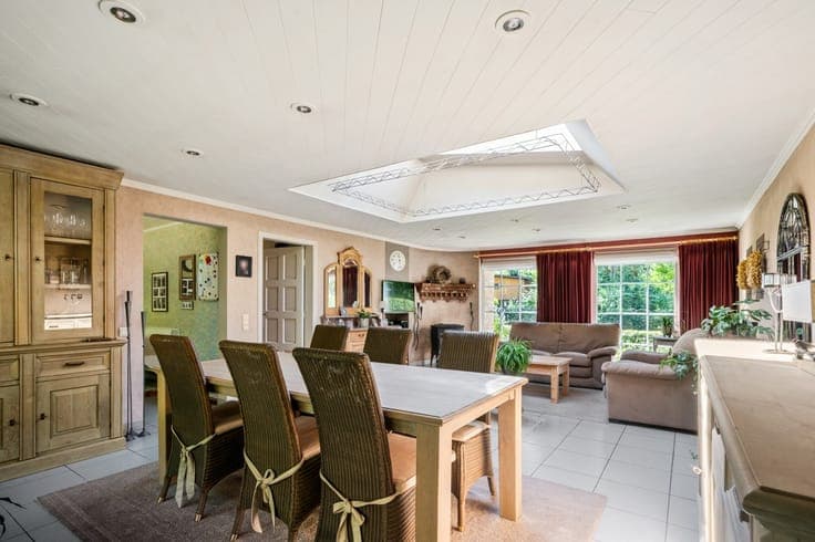 Gelijkvloerse woning op 1423 m²- met vergund bijgebouw en...
