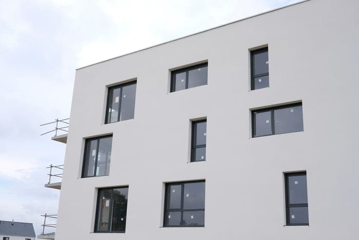 Medical center with 15 medical offices and 2 duplex aparts