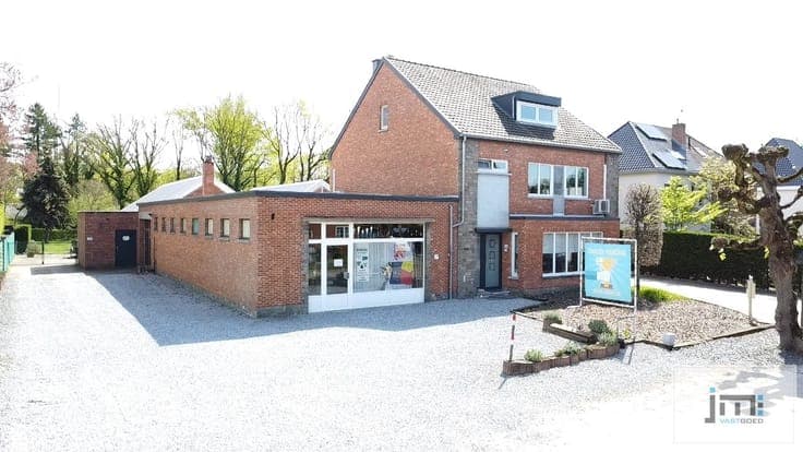 Uitzonderlijke eigendom met woonhuis en nijverheidsgebouw