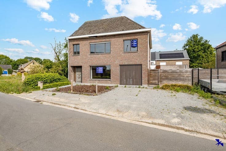 Quietly located semi-detached house with garage, garden and