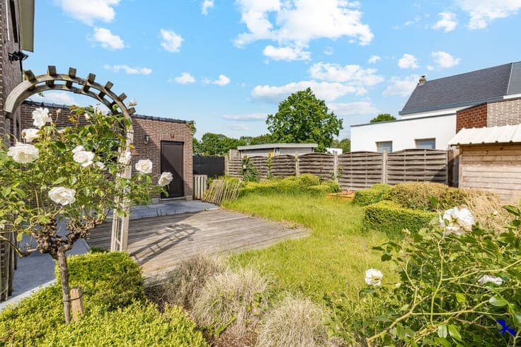 Quietly located semi-detached house with garage, garden and