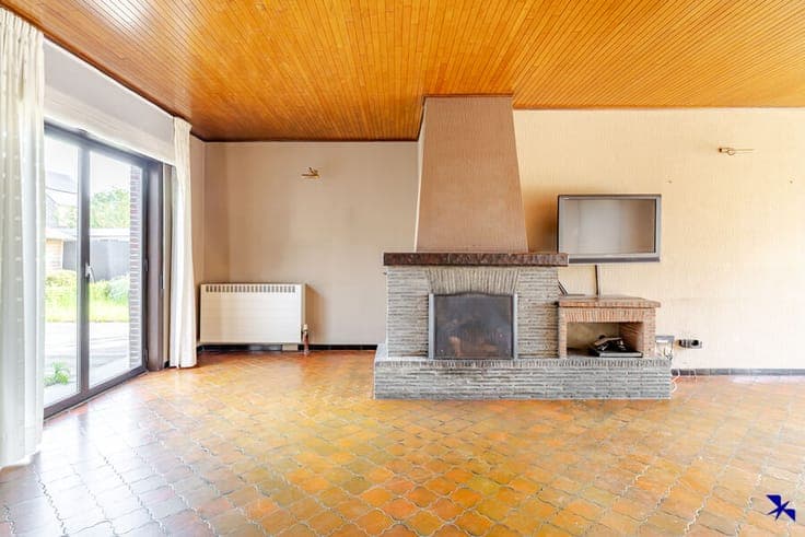 Quietly located semi-detached house with garage, garden and