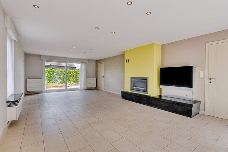 Alleenstaande, instapklare te moderniseren woning op resi...