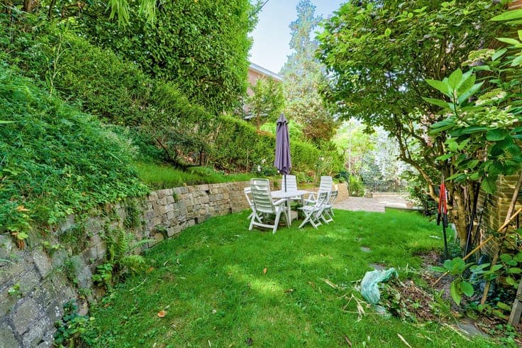 Duden Villa, three-sided property, +/- 330 m², 4 ares 50