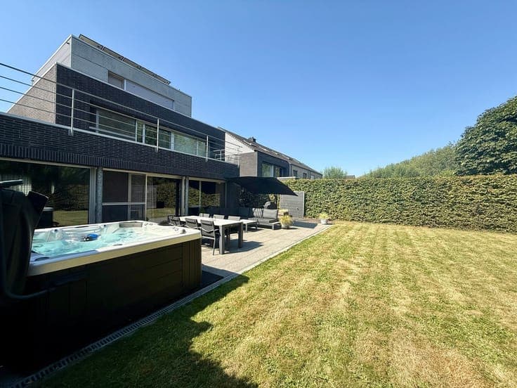 RUSTIG GELEGEN PRACHTIGE WONING MET TOPAFWERKING